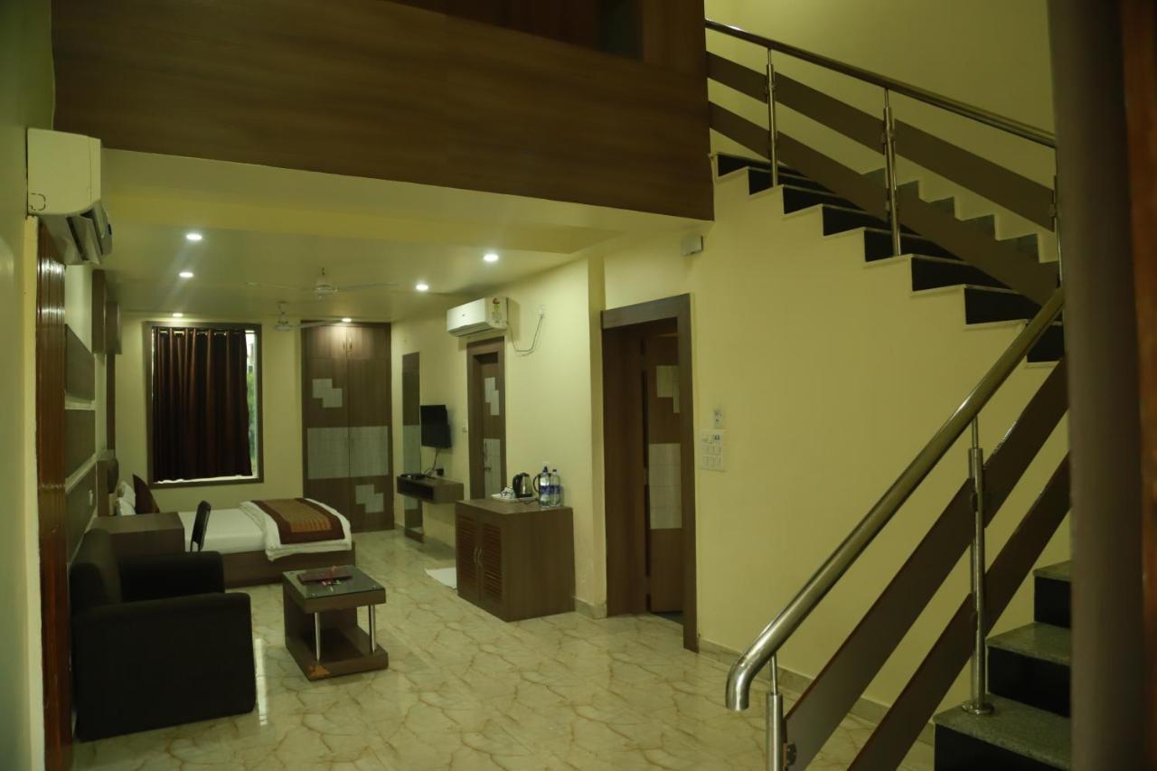 Hotel Sukhdeo Palace Гая Екстер'єр фото